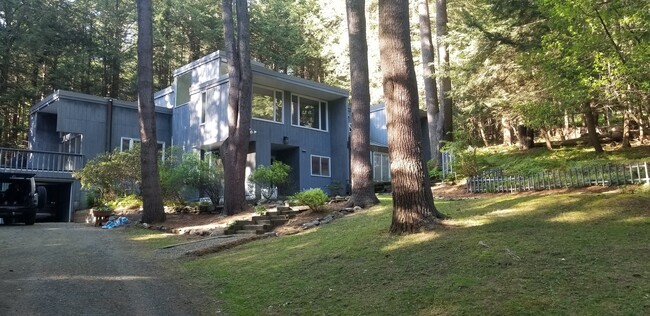 Building Photo - 10 Pine Dr