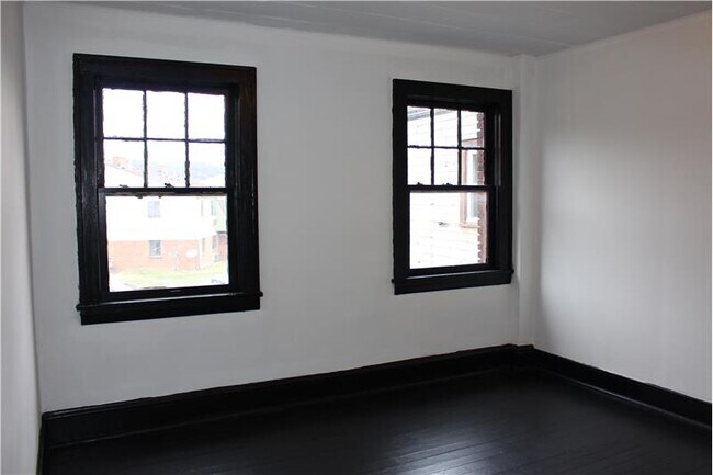 Building Photo - 573 S 4th St