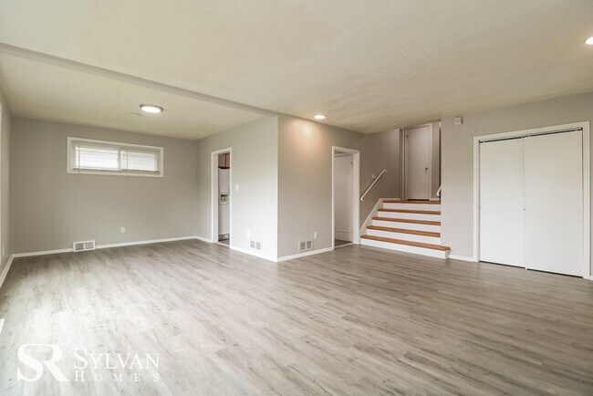Building Photo - Do not miss out on this adorable 3BR 2.5BA...