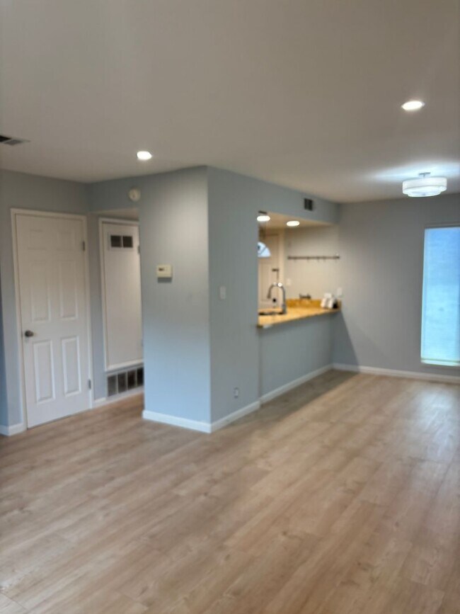 Building Photo - 5420 Roundtree Ct