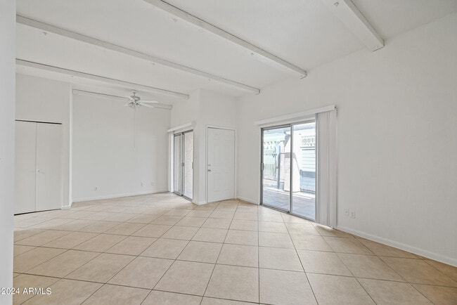 Building Photo - 612 S Allred Dr