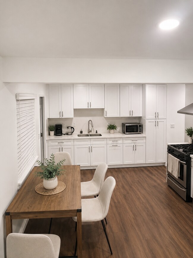 Building Photo - 3 bedroom, 2 bath with 2 bonus rooms and huge fenced yards!