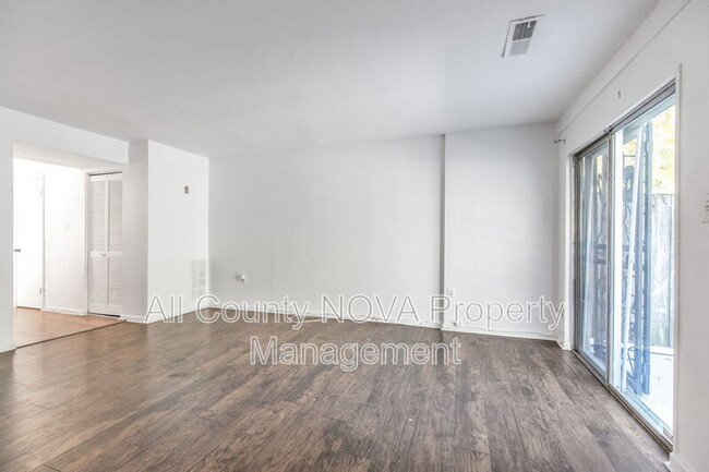 Foto del edificio - 7732 Merrick Ln