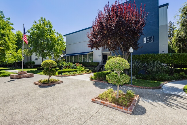 Building Photo - West Park Apartments