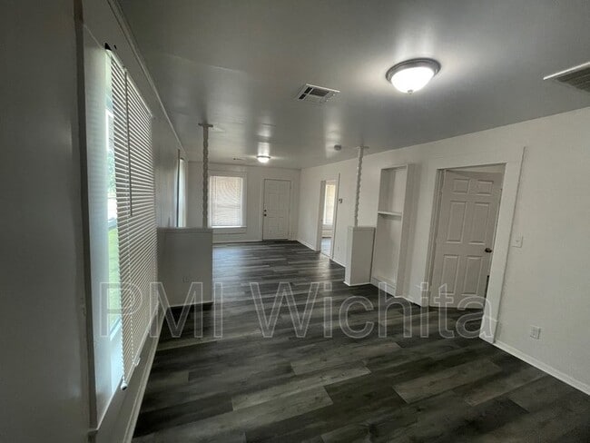 Building Photo - 2 Bedroom, 1 Bathrooms, newly renovated home, centrally located in Wichita Ks, will accept sectio...