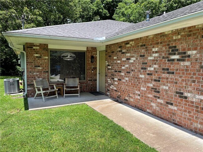 Building Photo - 2109 Oakwood Ave