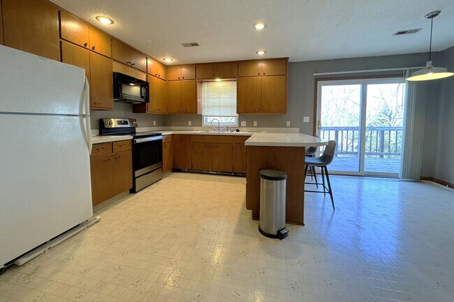 Building Photo - Dawes Drive Duplex (4014-4016)