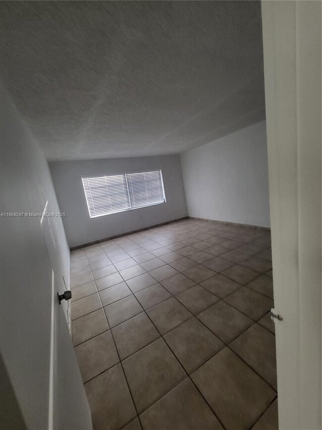 Building Photo - 1175 Normandy Dr