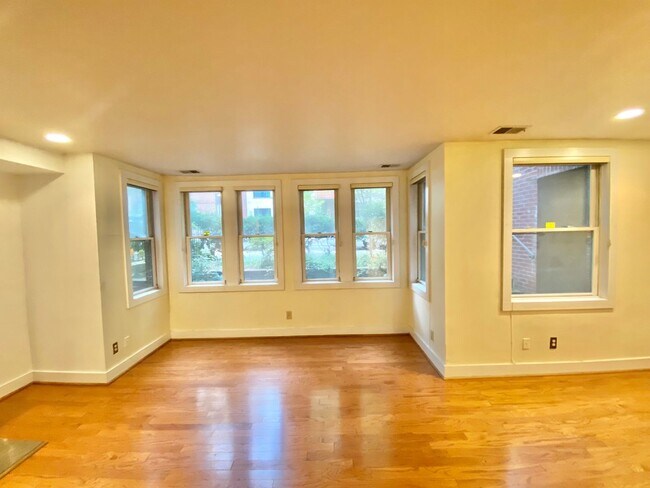 Building Photo - Dupont Circle 1 Bedroom Charmer with Patio, Fireplace, Central Air, Washer/Dryer!