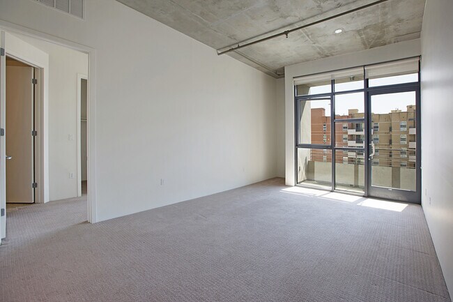 Building Photo - Spacious 2 Bedroom 2 Bathroom at M2i in Do...