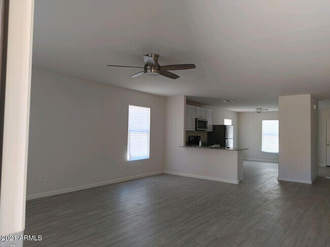 Foto del edificio - 45196 W Sandhill Rd