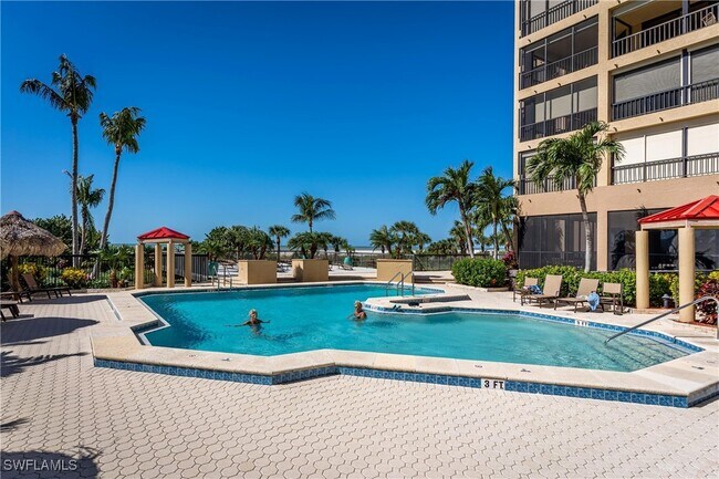 Foto del edificio - 100 N Collier Blvd