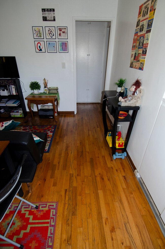 Almacenamiento desde la sala de estar hasta el pasillo - 835 N Wilton Pl