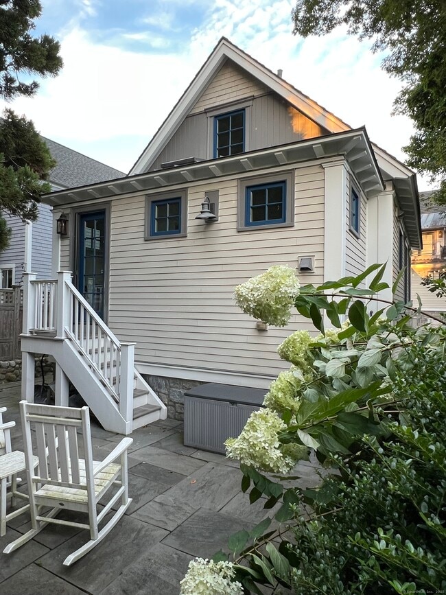 Building Photo - 56 1/2 Roton Ave