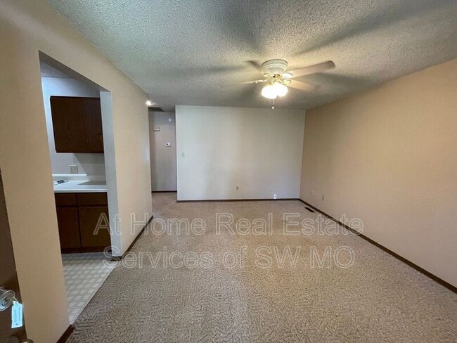 Building Photo - 904 W Raynell St