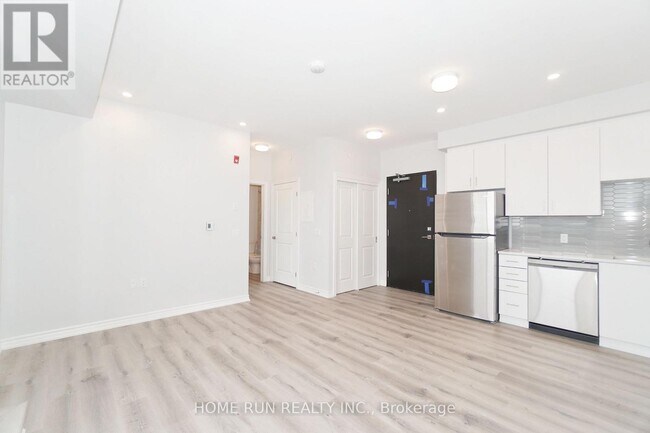 Photo du bâtiment - 1350-1350 Hemlock Rd