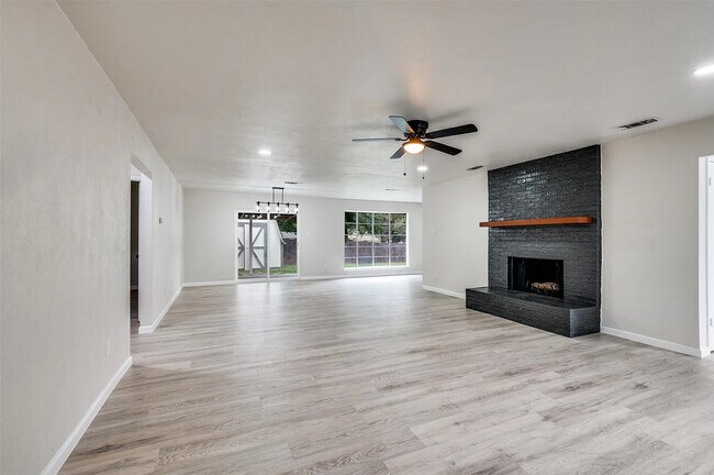 Foto del edificio - 9704 Leland Ln