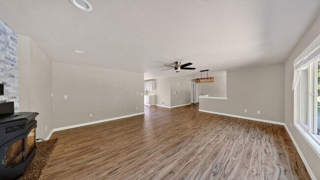 Building Photo - 2742 Umatilla Dr