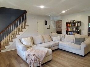 Building Photo - 302 S Hill Ln