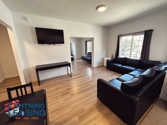 Building Photo - 1422 Flower St
