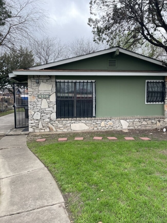 Updated 2 Bedroom Home with Bonus Room and Covered Patio - Updated 2 Bedroom Home with Bonus Room and Covered Patio