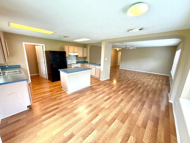 Building Photo - **APPLICATION RECEIVED** AVAILABLE NOW! 3 ...