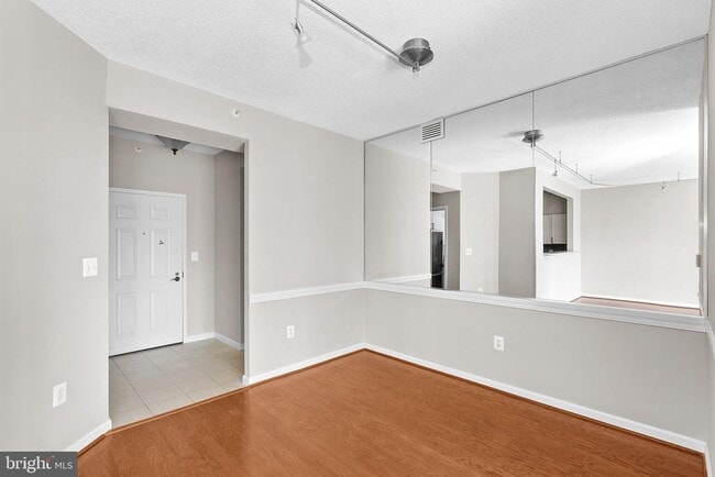 Foto del edificio - 19375 Cypress Ridge Terrace