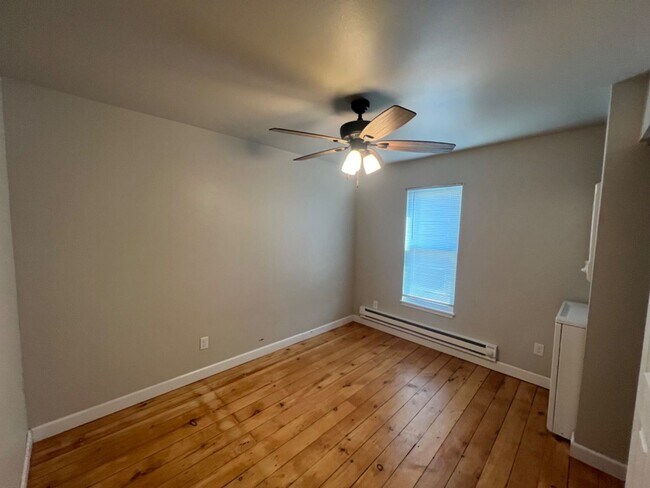 Foto del edificio - 402 E Milwaukee St