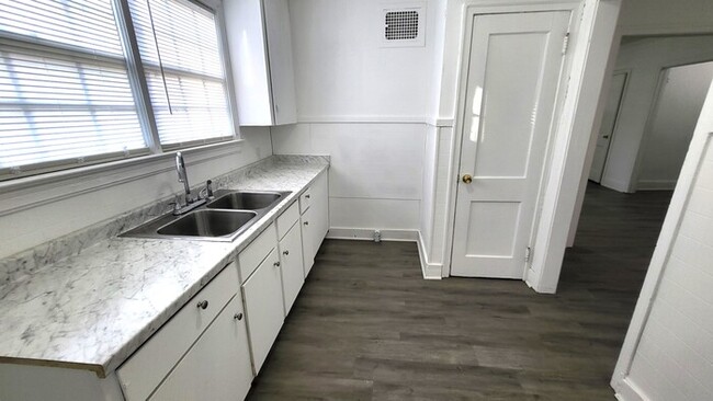 Foto del edificio - Remodeled Two Bedroom House Available For ...