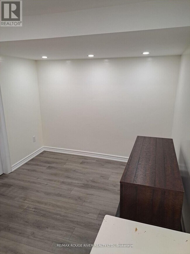 Photo du bâtiment - 848 Danforth Rd