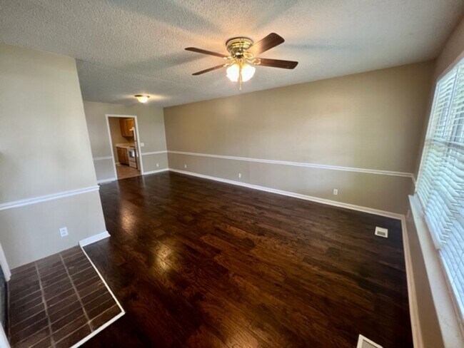 Building Photo - 3 Bed/2 Bath Townhouse *Huge Bonus Room*SO...