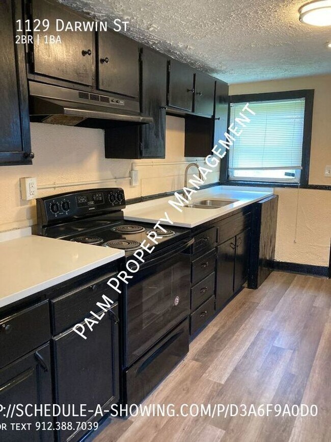 Building Photo - 2 bedroom, 1 bathroom home with great kitc...