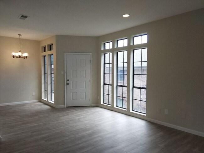 Foto del edificio - Must see! 1 Bed 1 Bath Condo in Lakewood Village!