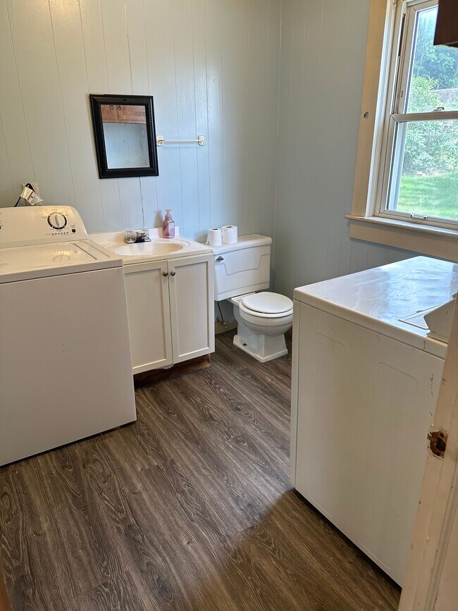1/2 bath/laundry - 514 N Main St