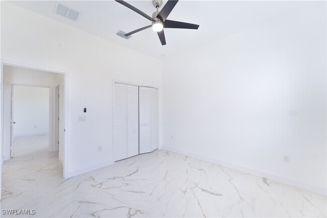 Building Photo - 2561 Sunniland Blvd
