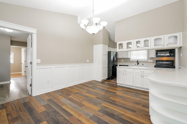 Building Photo - 305 Station St E