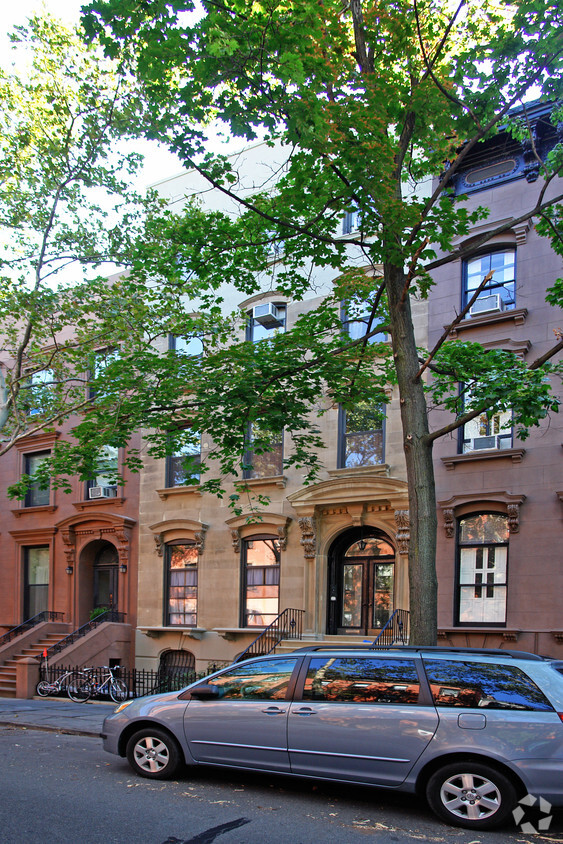 Building Photo - 319 Clinton St