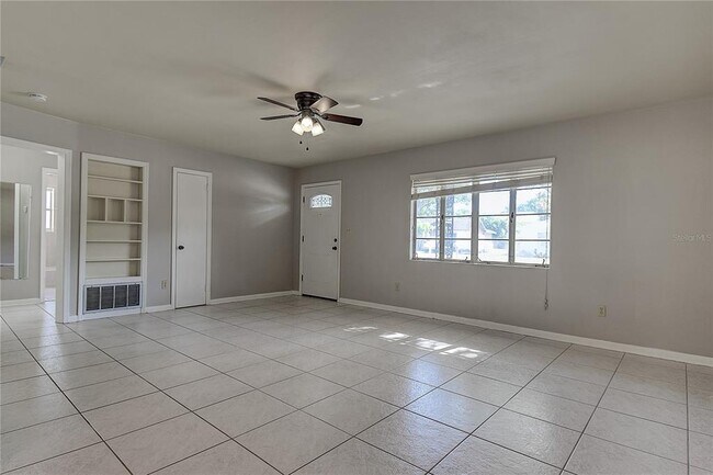 Building Photo - 820 Poinsettia Ave