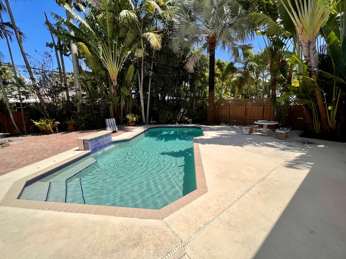 Foto principal - 839 NE 73rd St
