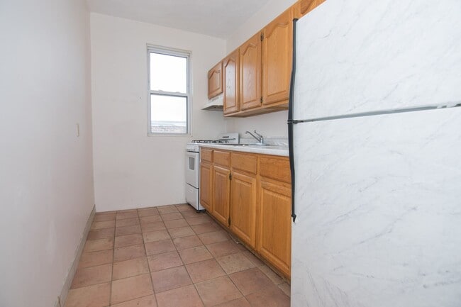 Building Photo - Awesome Budget 1 bed near T!   Heat and Ho...