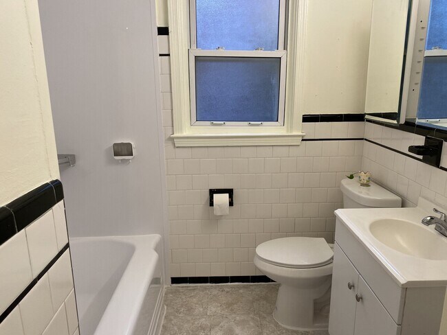 Building Photo - 5 Belhaven Dr