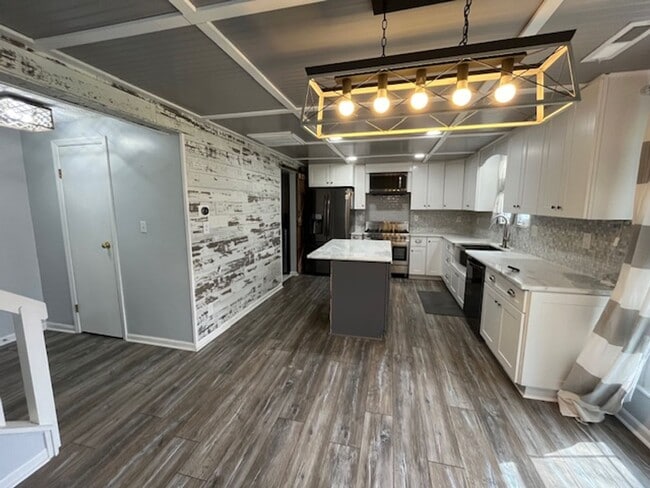 Building Photo - Beautifully remodeled 3 bedroom, 2.5 bath, 2 car garage