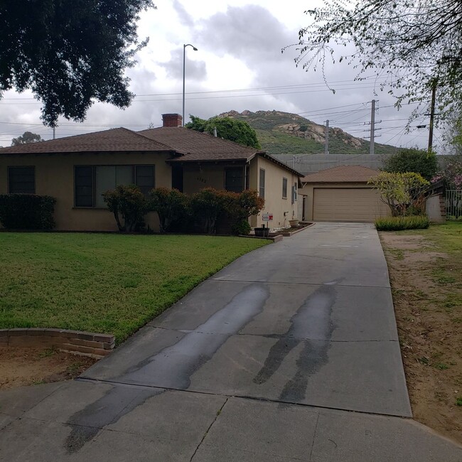 Building Photo - Desirable Single Story Riverside Plaza Hom...