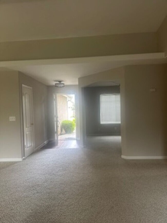 Foto del edificio - Nice 2 bedroom home + den or office that c...