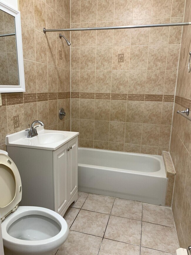 full bath - 319 Dewitt Ave