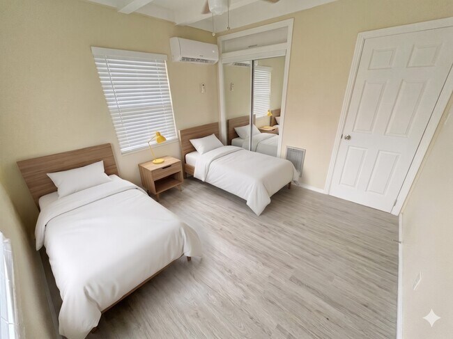 Foto del edificio - 1360 Oxford Dr