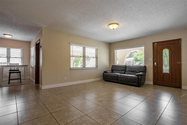 Foto del edificio - 3415 W Beach St