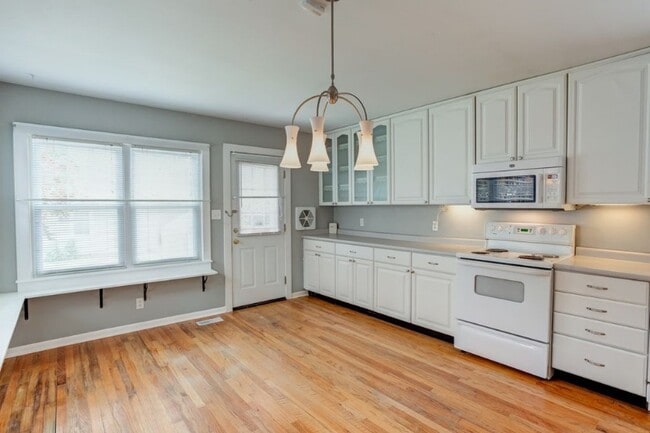 Building Photo - 1306 Henning Ave