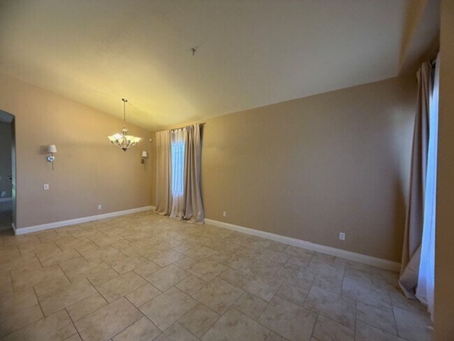 Foto del edificio - GORGEOUS 4 BEDROOM SINGLE STORY HOME