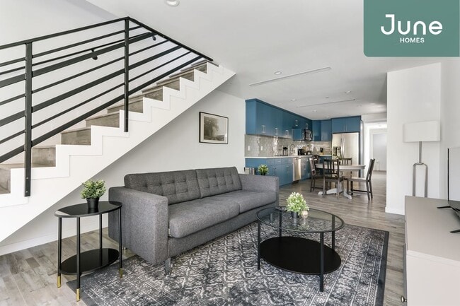 Building Photo - Queen room in 5-bed/7.0-bath Home
